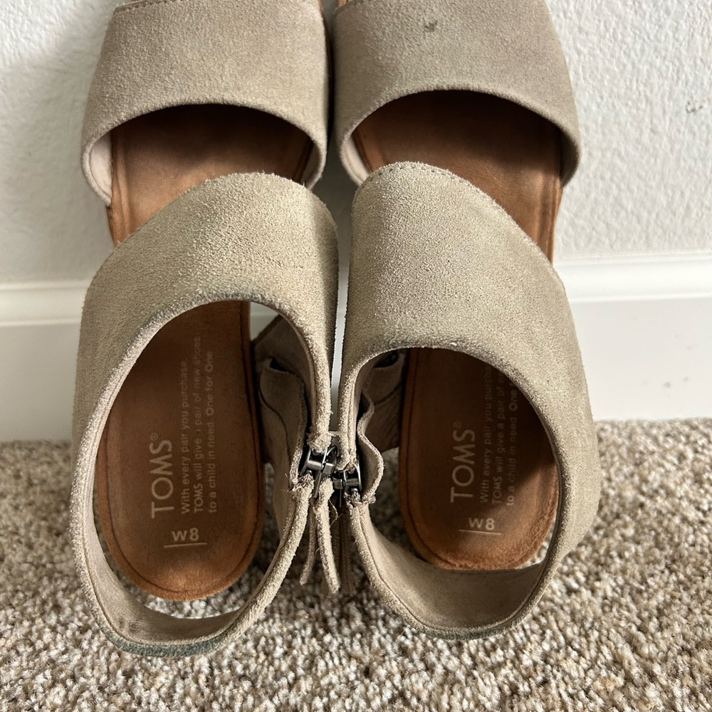 TOMS Women's Tan Suede Sandals